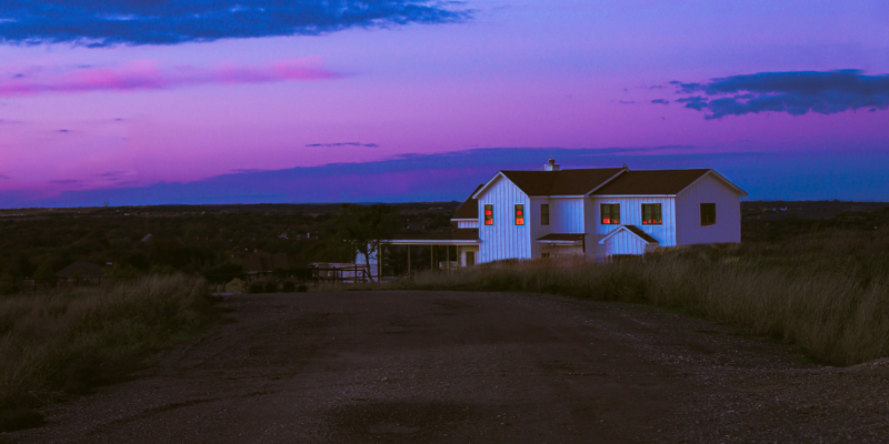 Casa al tramonto tra le colline