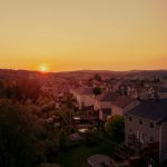 Vista su una città all'alba