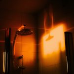 Un impianto doccia al tramonto