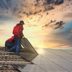 tecnico che installa pannelli solari sul tetto