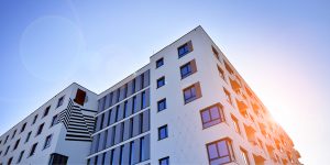 condominio illuminato dalla luce del sole