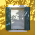 Interno domestico con tapparelle abbassate per ridurre il calore