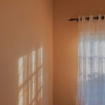 Bambini che studiano sfruttando la luce solare naturale