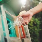  Bambini che imparano la raccolta differenziata a casa con cartelli colorati
