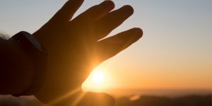 Mano contro luce che ripara dal sole