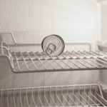 Interno di un frigorifero vuoto