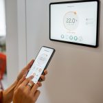 Mani che regolano in modo domotico la temperatura