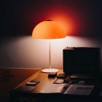 Lampada da scrivania che crea luce soffusa
