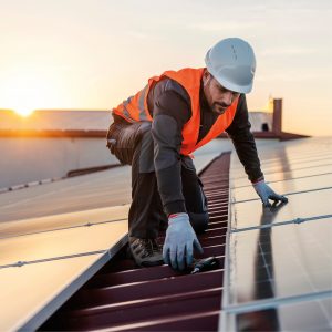 Pannelli fotovoltaici installati su una casa per risparmio energetico