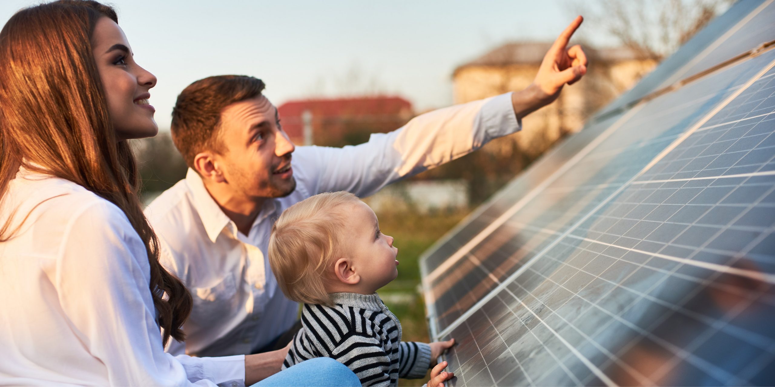 Famiglia che sceglie energia rinnovabile per un ambiente più sostenibile