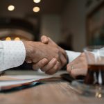 Due mani che si stringono per stipulare un contratto