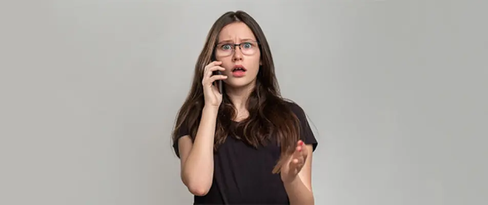 Ragazza al telefono shockata pagina antitruffa