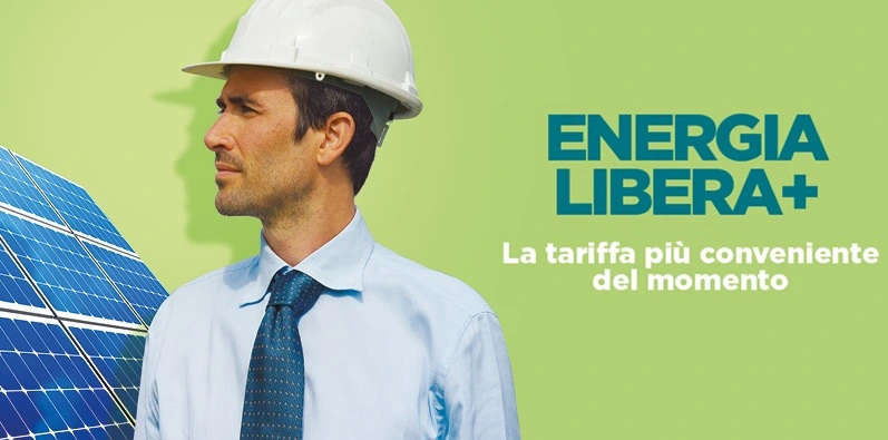 Uomo in camicia e cravatta con casco da cantiere banner dell'offerta energia libera+ green con claim "la tariffa più conveniente del momento"