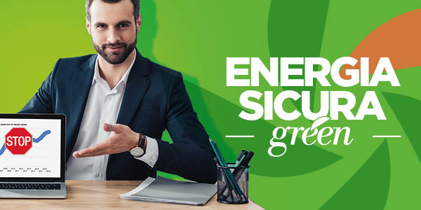 Professionista indica un computer banner dell'offerta energia sicura