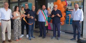 Taglio del nastro: il sindaco Fabio Zacchi e il presidente del gruppo Tea, Massimiliano Ghizzi, hanno inaugurato il nuovo punto vendita di Poggio Rusco