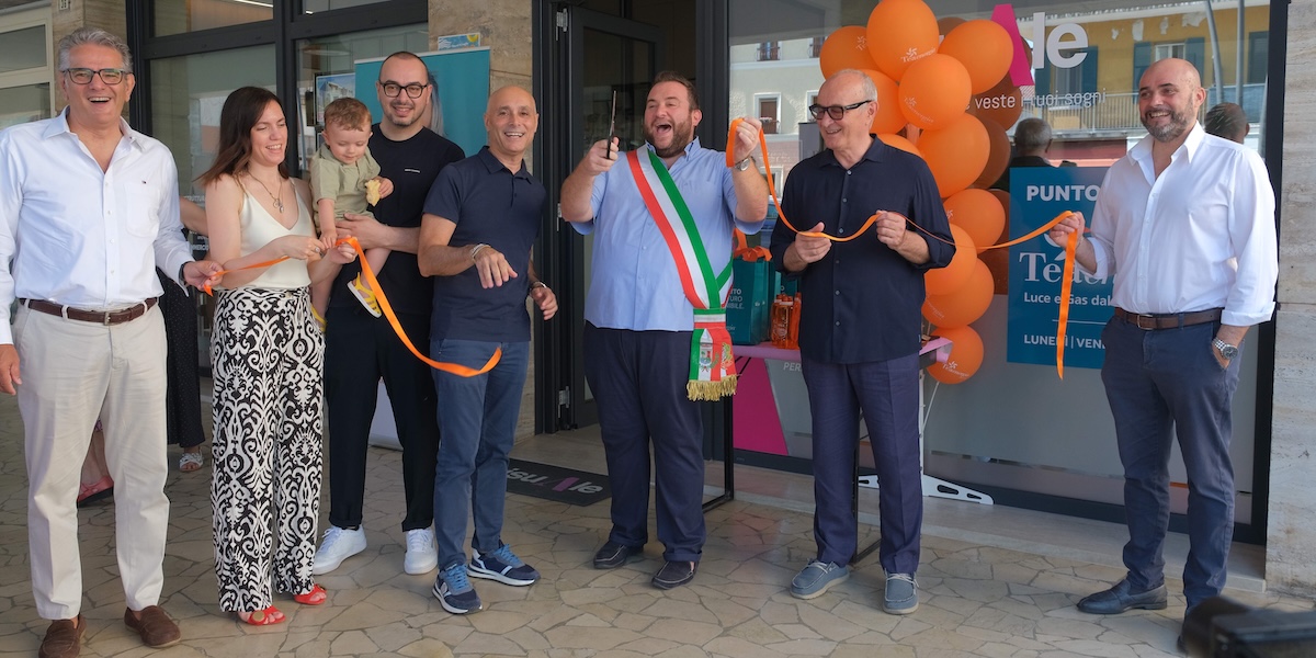 Taglio del nastro: il sindaco Fabio Zacchi e il presidente del gruppo Tea, Massimiliano Ghizzi, hanno inaugurato il nuovo punto vendita di Poggio Rusco