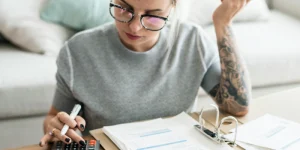 accise-2026-donna con calcolatrice