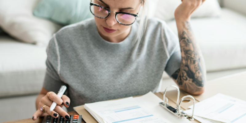 accise-2026-donna con calcolatrice