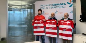 Il giocatore Emiliano Galafassi di Rugby Mantova, il Presidente di Gruppo Tea Massimiliano Ghizzi e il Presidente di Rugby Mantova Fabio Aldini presentano la nuova maglia, per la stagione 2024/2025, della squadra, nella sede di Tea Energia